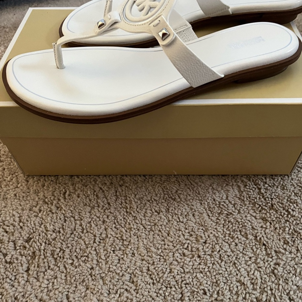 Michael Kors Aubrey Cut Out Thong Sandal size 10 - Picture 3 of 5